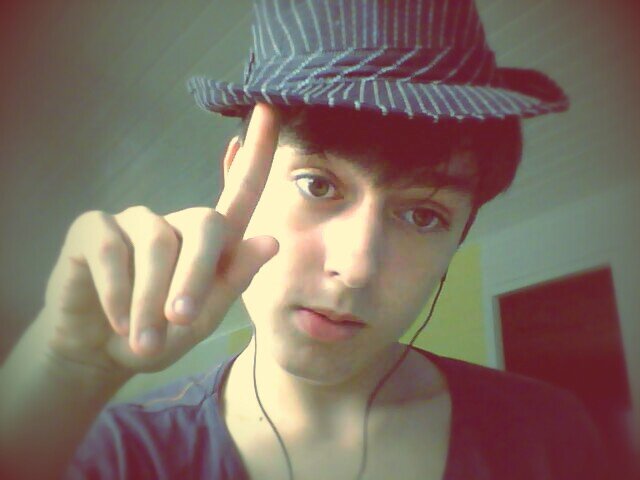 Pra que ler issuh?
Não é mais fácil me
seguir logoh?
Dai vuxê me conhece
pelos meus posts!
Não se preocupe, sempre estarei twittando! :p