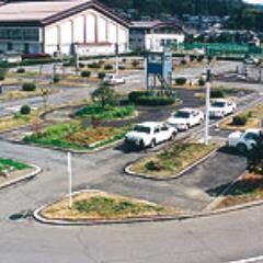 綾部自動車学校は普通自動車専門校です。皆さんと楽しく教習ができるようスタッフも一緒に頑張ります！