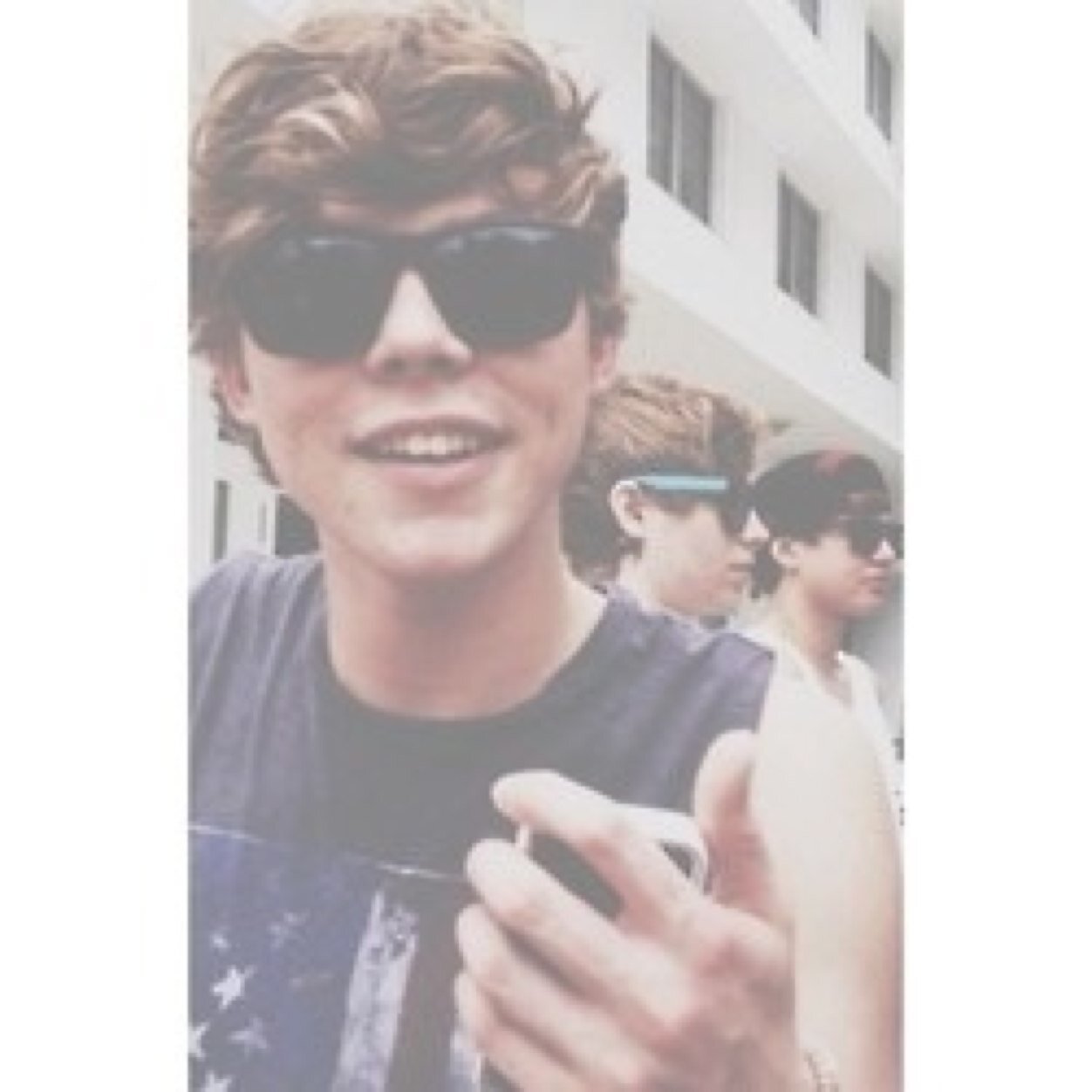 Hey follow @veggiecalum shes looking for new mutuals and you can ask her for a dm to luke/4