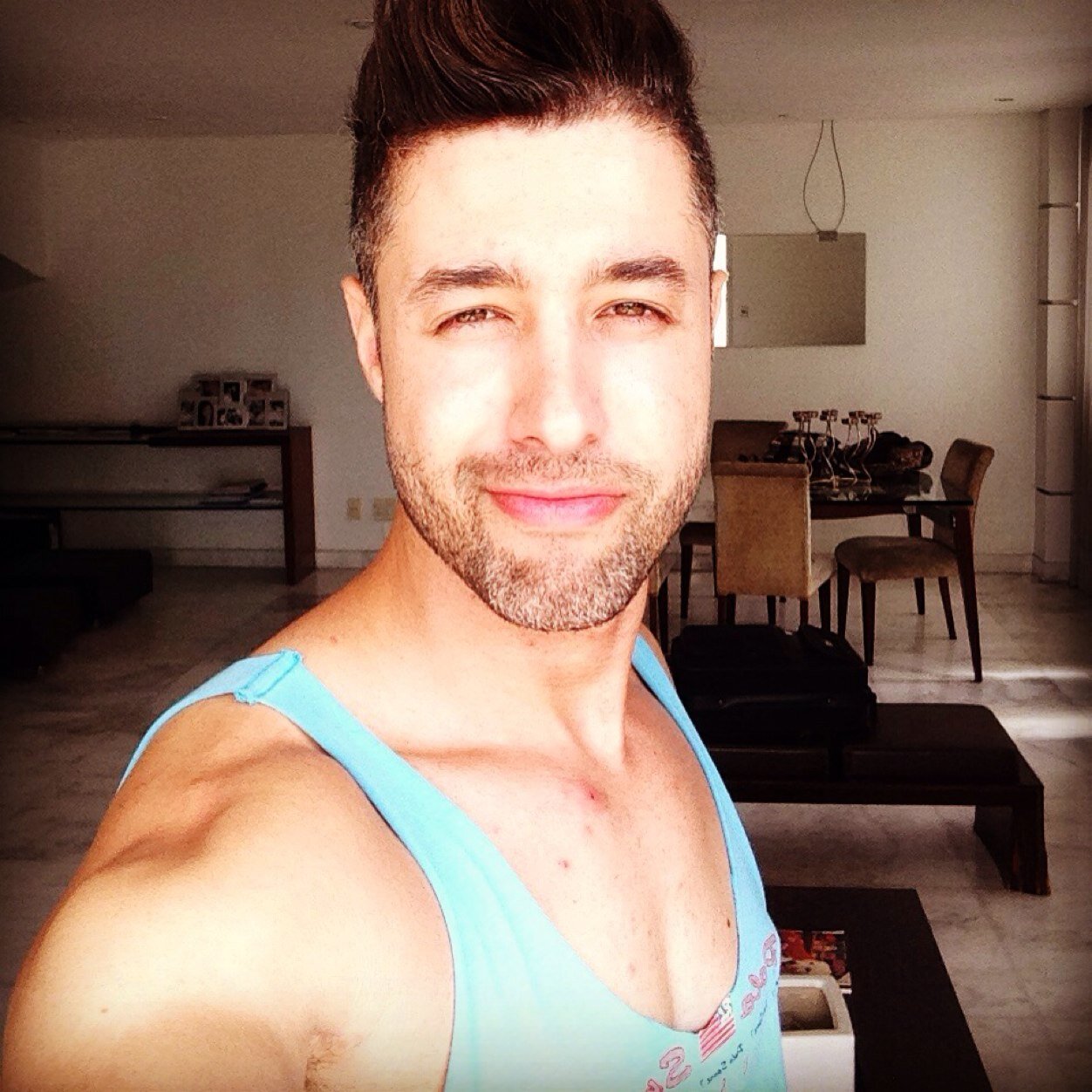 Um cara legal, que gosta de viajar, sair para Comer, conhecer gente nova. E que tem um coração bobo, rs. Instagram: augustoduart