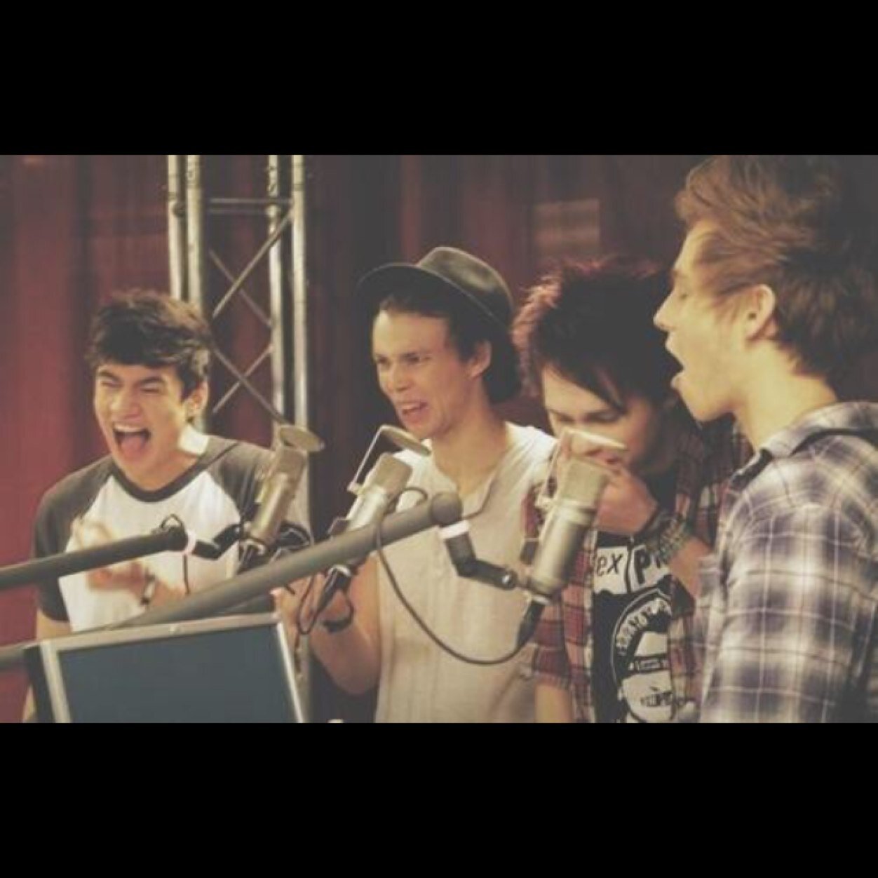 Hey guys, please go and follow @WildHemmo96