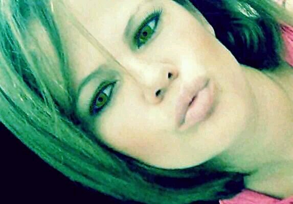 • Sou linda, poderosa e estou abaixo de Deus e acima dos invejosos. 8)
