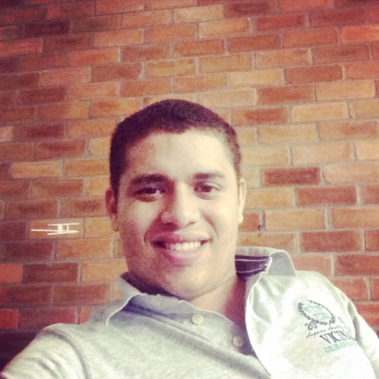 Dizem que homem não chora,isso depende da hora,quando se ver indo embora a sua grande paixão...