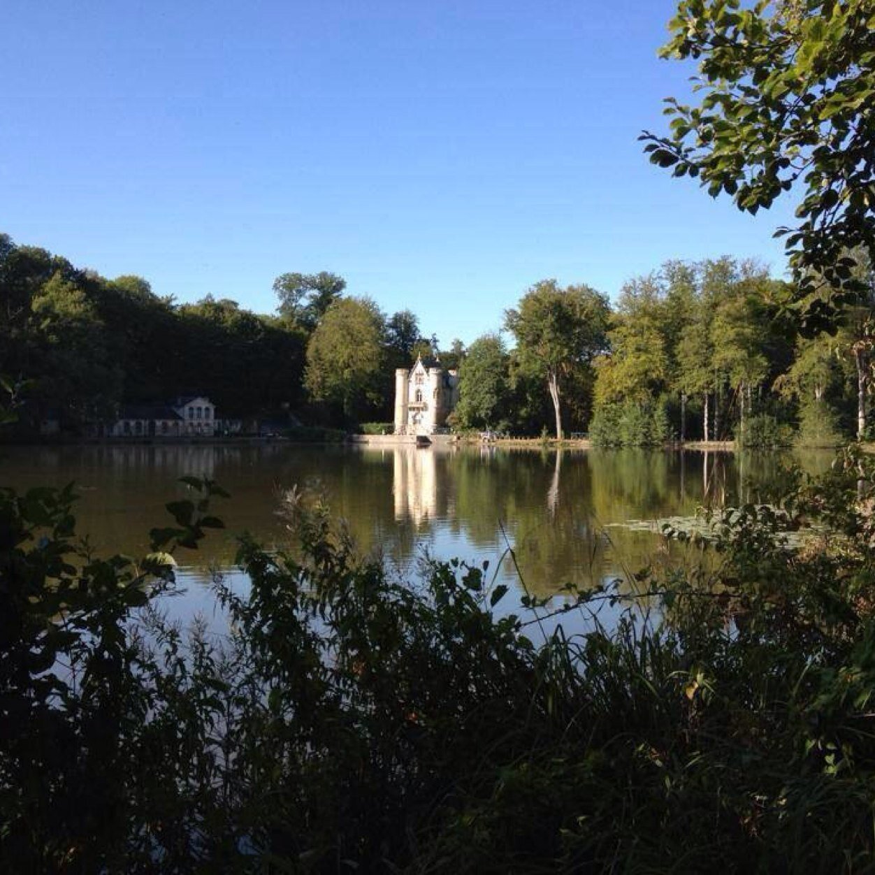 This twitter account is about presenting the beauty of this nice area, North of Paris. Ce compte twitter présente la beauté de ce bel endroit, au Nord de Paris.