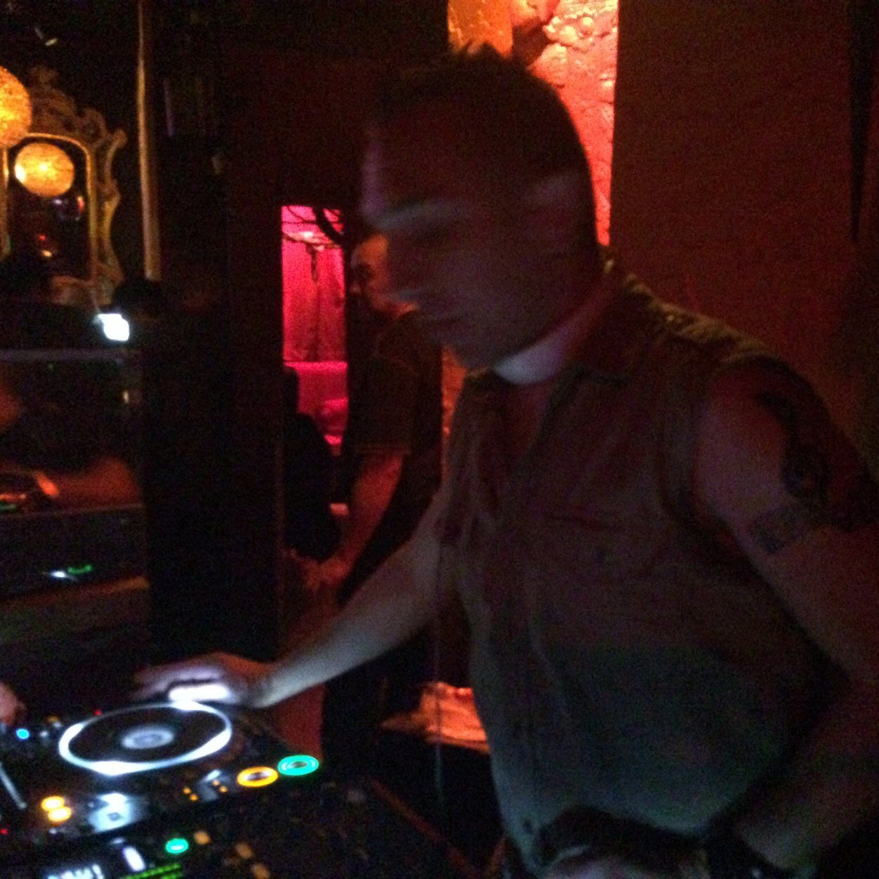 THERE IS ONLY HOUSE MUSIC!!!