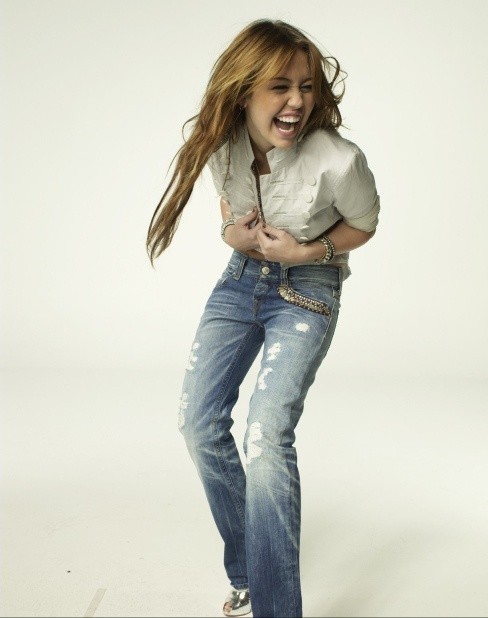 I Support @mileycyrus and I love Miley sooo much Folloe me!!p