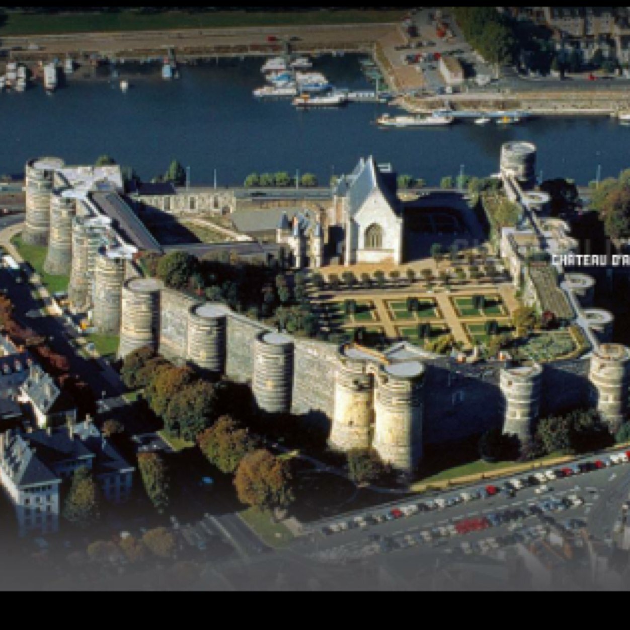 C est le twitter de l actu du centre ville d'Angers. ( nouvelles enseignes, evenements, manifestations .. )