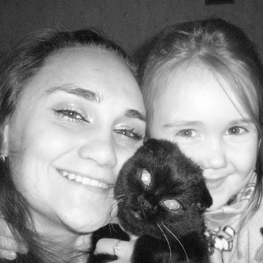 мне 24 года.есть дочурка Лиза 6 лет.мама Анна..есть кошечка.Люблю их очень