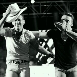 Como um controle remoto estou nas mãos de voces... Abraçei Dia (11.05.14) @PedroPauloeAlex
