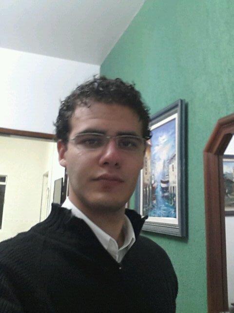 24 anos; Formado em Engenharia da Computação; Trabalha com programação na Mectron;