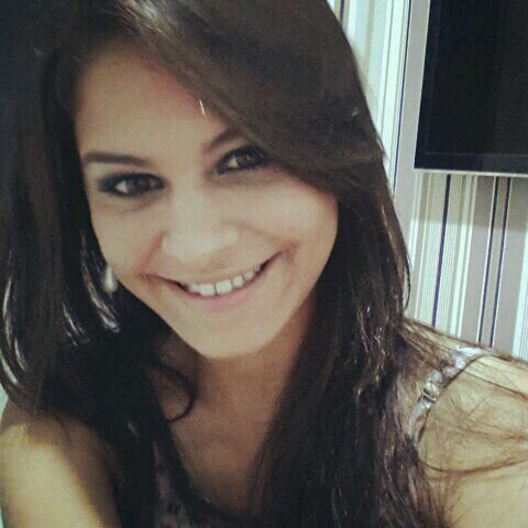 Sou pequena, mas não sou pedaço. O máximo de mulher, no mínimo de espaço.