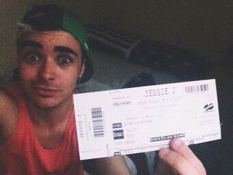 JeffersonistaMJ's profile picture. Sí, tendrá voz de tía, pero le amo. :D