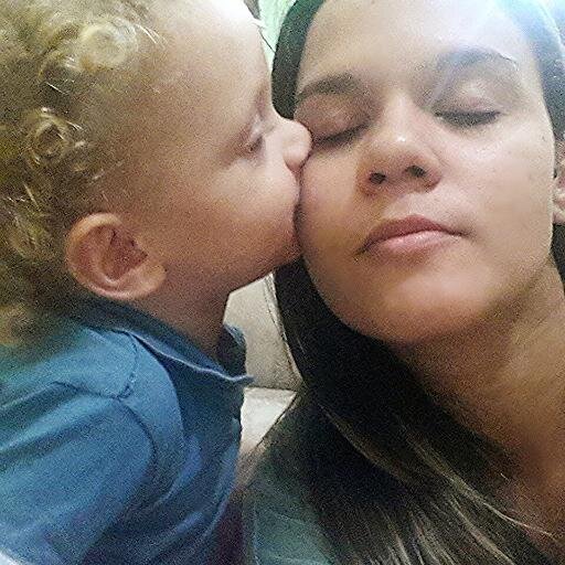 Administradora, mãe, esposa, irmã, tia e amiga. Sou abraços, sorrisos, ânimo, bom humor, sarcasmo, preguiça e sono. Música alta e silêncio. Simplesmente Nana ;)