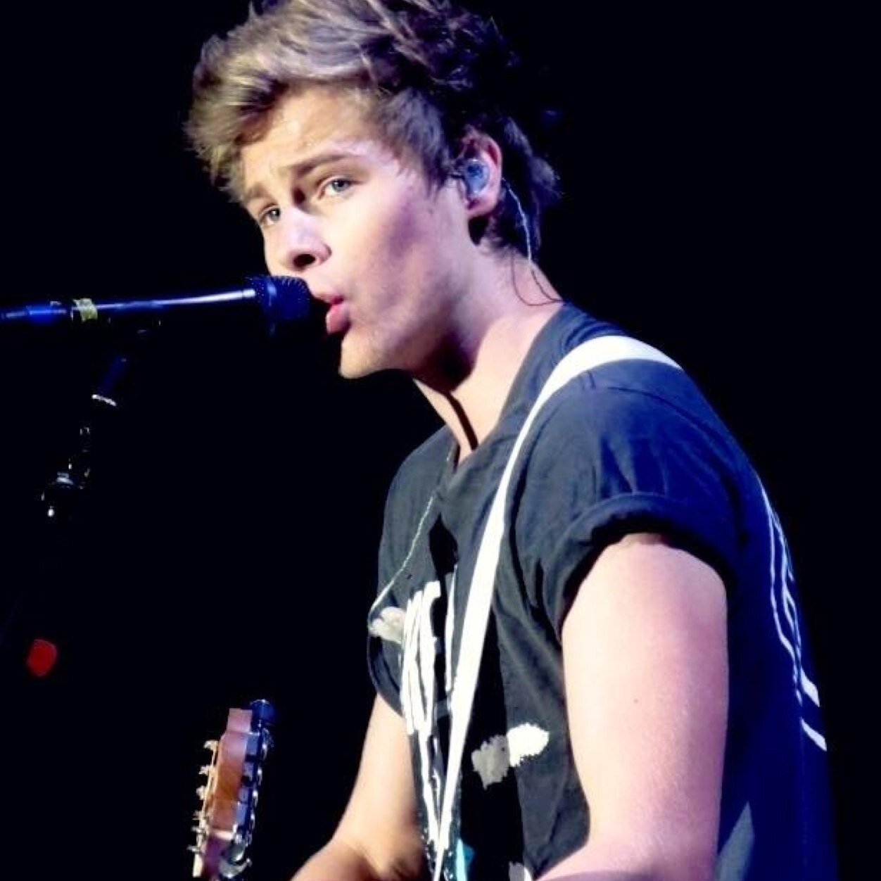 GO FOLLOW @claudiadrob BC GOAL AND YOU CAN ASK HER FOR A DM TO LUKE! :-)