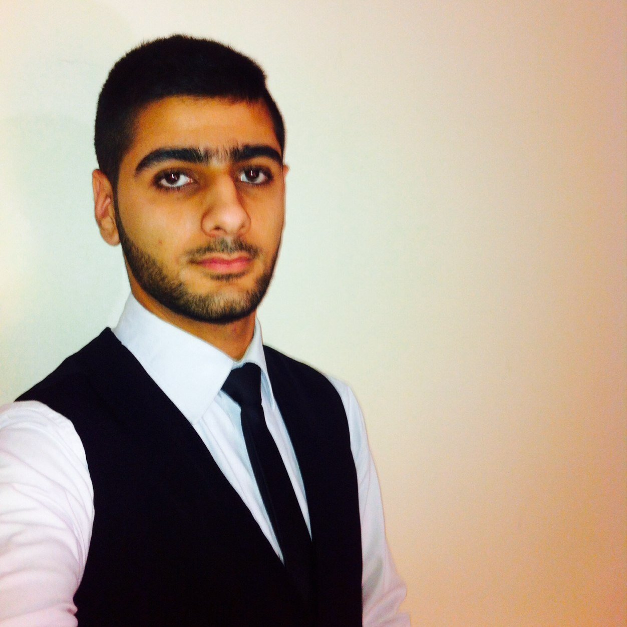 سواء كنت ناجحًا أم فاشلًا، الناس قد يتحدثوا عنك بالسوء فلا تبالي لأن النآس لم يجدوا عيبًا في الذهب فقالوا بريقه يتعب العيون