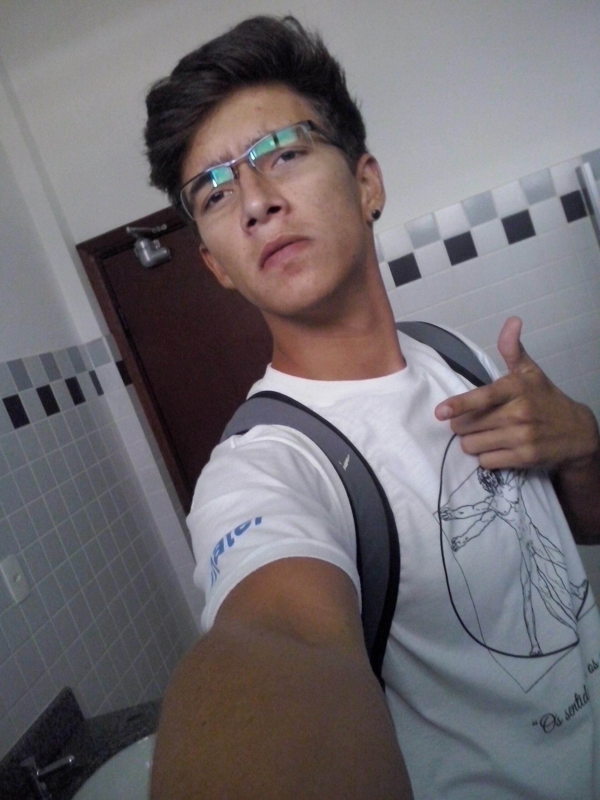 Vem que o bom astral vai doominar o mundo!
 Eu ja briguei com a vida hoje eu vivo bem com todo mundo.