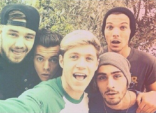 Somos 2 amigas amadoras de 5SOS de Cher Lloyd,Conor Maynard y Little Mix, pero sobre todo de One Direction♥Hacemos letras para ti! Solo escribenos un Twit :) xX