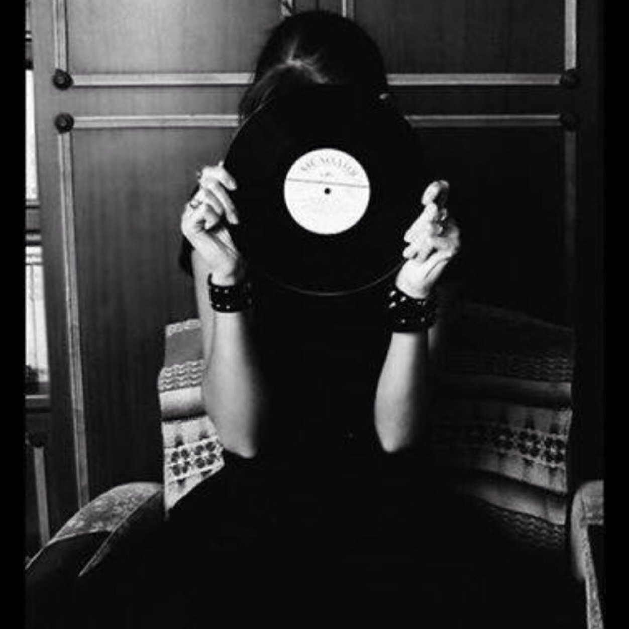 journalist, music, visual arts and tennis lover