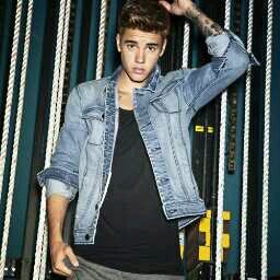 Justin follow me please!! xoxo loooooveee youuu