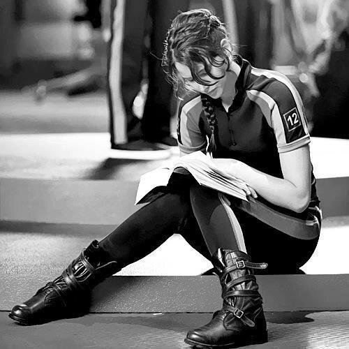 Ganadora de Los Juegos Del Hambre,Divergente,Cazadores de Sombras,TFIOS. Peligrosa adicta a la lectura. Experta con el arco. Amante y musa de Peeta. (El Palmar)