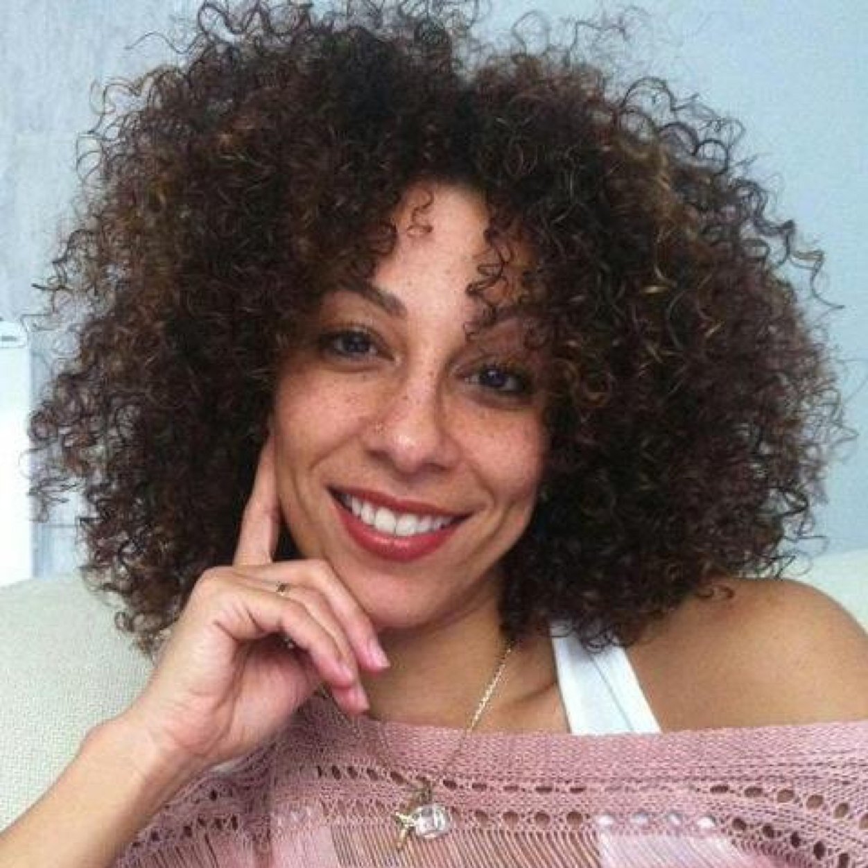 Cubana, graduada en la Escuela Nacional de Danza, en Cuba. 1er Nivel en los géneros Contemporáneo y Musical, actlm baila-canta en el Musical Rey León, Madrid.