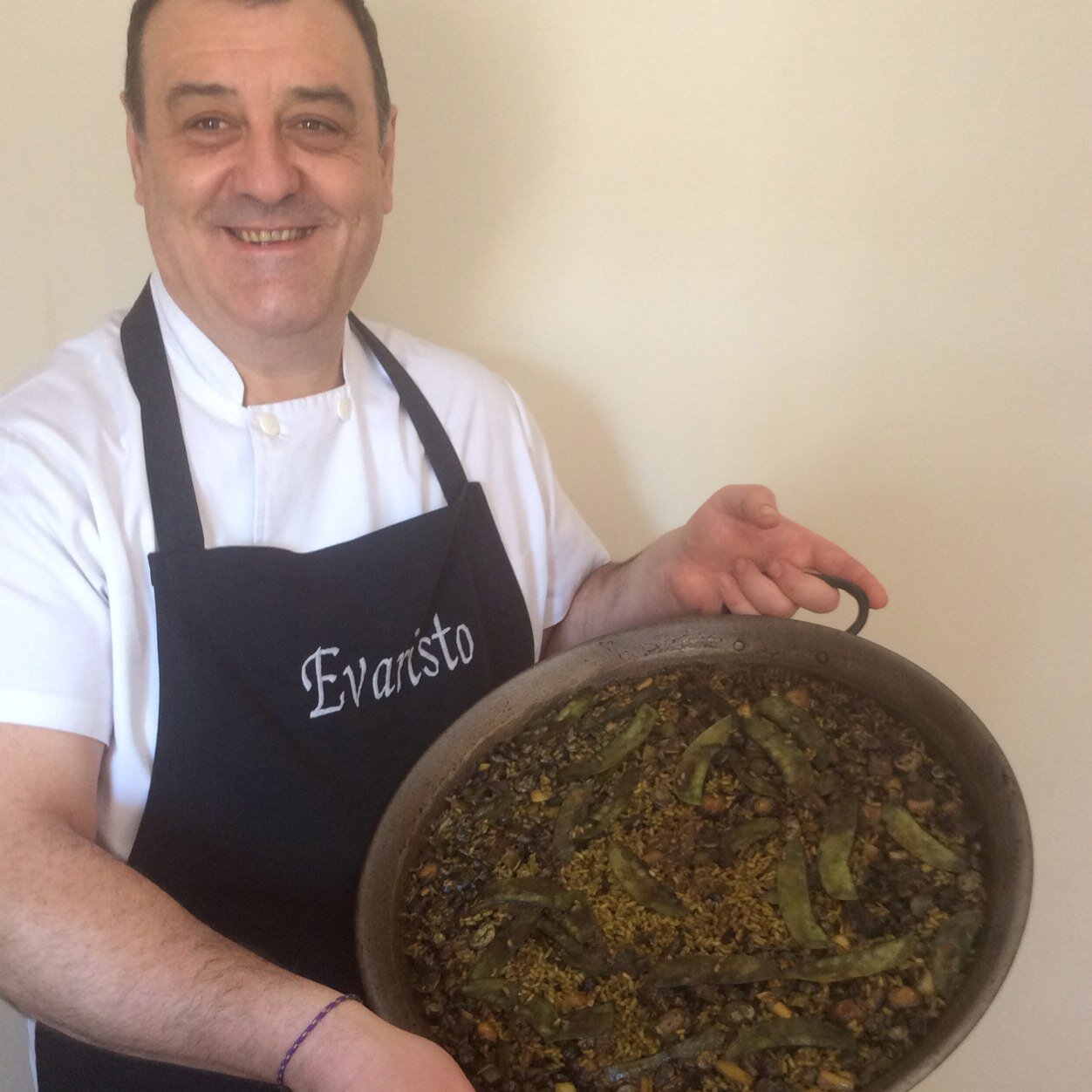 Cocinero profesional y entrenador de baloncesto. Como cocinero te ofrezco La Gastroalqueria y los Arroces de mi vida. En el baloncesto trabajo duro para mejorar