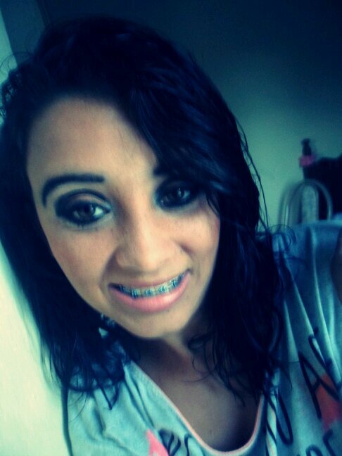 Quem quiser vencer na vida deve fazer como os seus sábios: mesmo com a alma partida, ter um sorriso nos lábios.