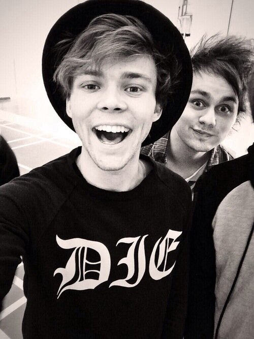 5sosfam&Directioner. Real bands save fans. Real fans save bands. Hi or Hey?