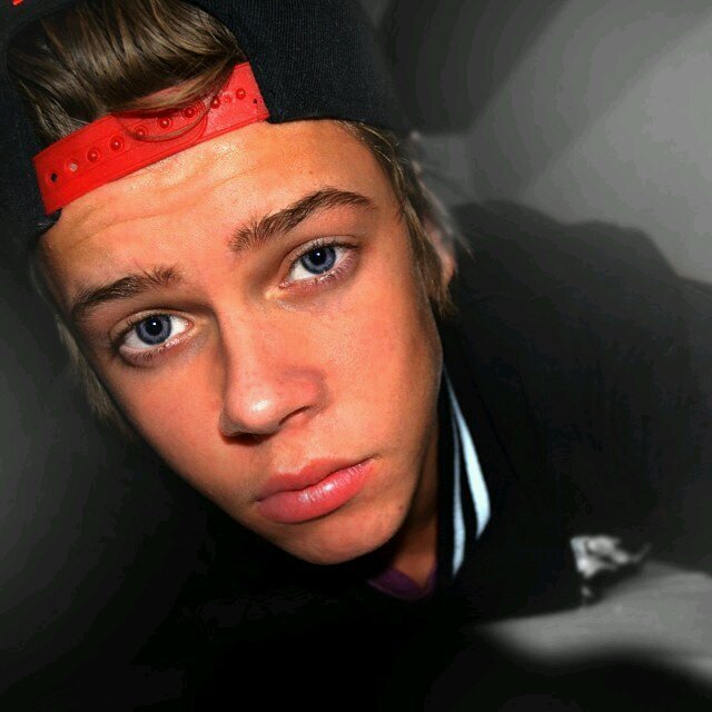 Yo it's Dustin. 18 years old. Not much to me really. Just a normal teenage guy... Who has needs.