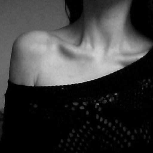 17Años. Perdida en el mundo de Ana.  FAT. Thinspo: 44   @CaraDelevingne                       In the process of being perfect. Obsecionada con las perforaciones