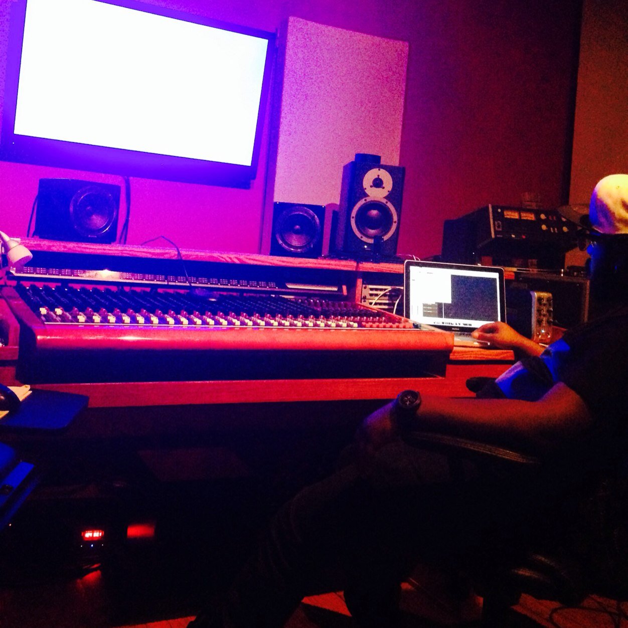 PRODUCER/ SONG WRITER/ENGINEER/ @GCOUNTLEP @djvictoriouz @DJ_BANDZ @RUBBERBANDCLAN1 For Beats, Mixing/Master and Mangement Email PURPLEMUSICGROUPINC@GMAIL.COM