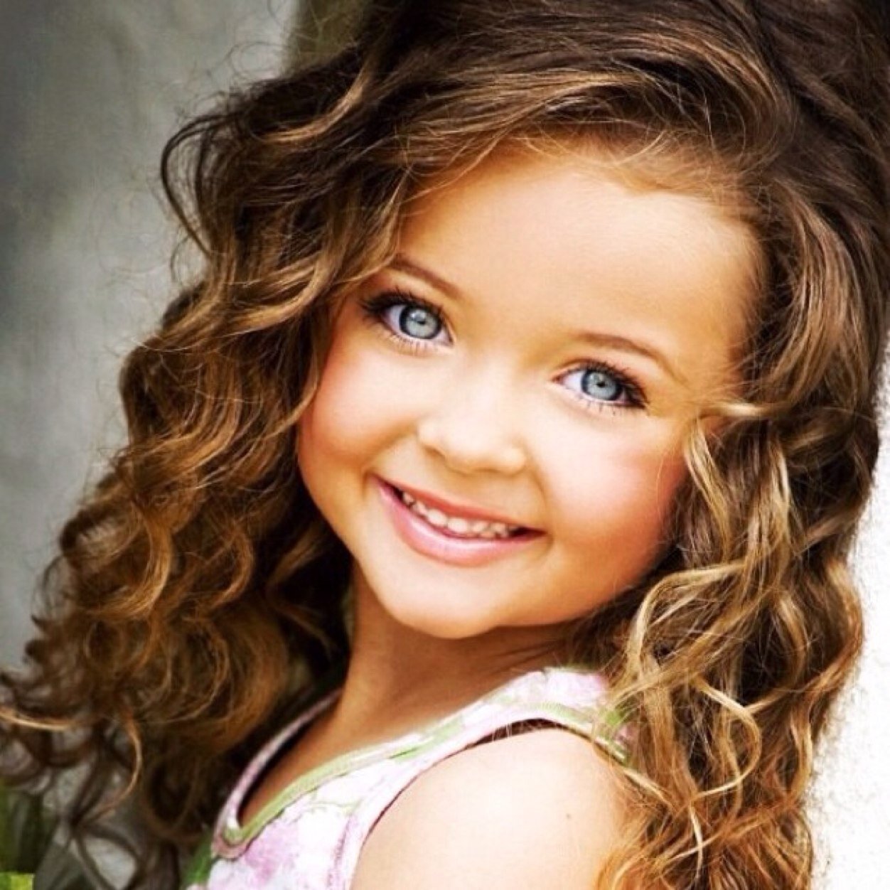 My mommys are @mayorregina95 and @redleatherem! My daddy is @pardonmyhook
My cousin is @kittykittymew4