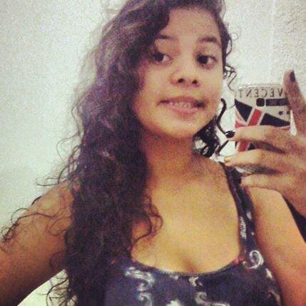 Esther,15 anos,amo pizza odeio gente falsa e é isso ae.http://t.co/rNNHg8WPpP