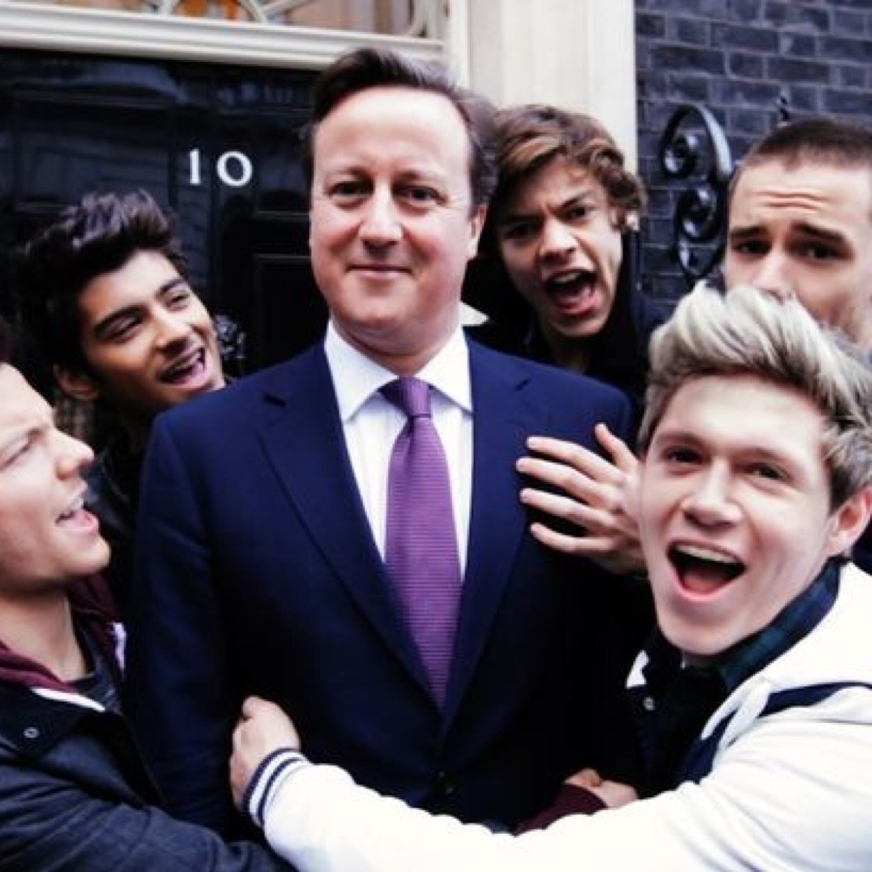 Janaan proud Directioner, love fangirling and talikg about 1D
0\5 :(
Australia!