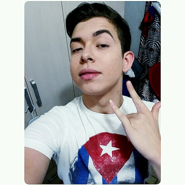 18 anos, lindo,cheiroso e gostoso, sarcástico, amável, baladeiro e viciado em exclamação!