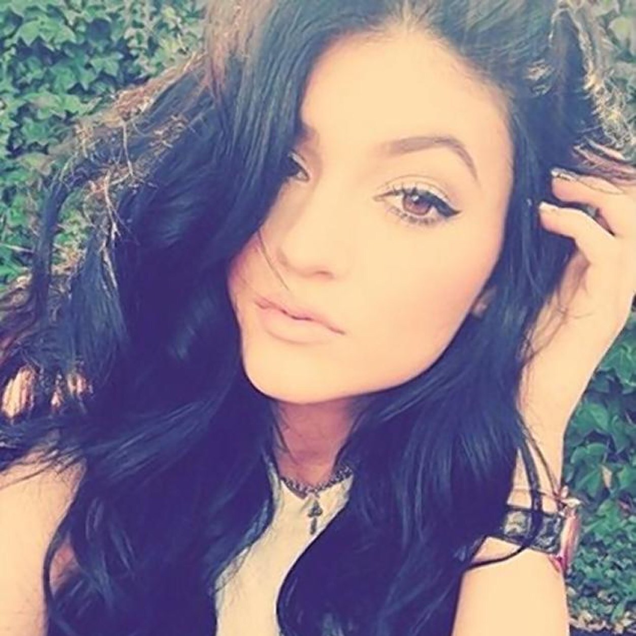 Names Kylie. Im Kendall's sister. Model, cheerleader and other things. I'm 16. :)