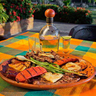 Ven y desayuna, come y cena en las terrazas estilo mexicano, rodeadas de jardines que ya nos caracterizan.
