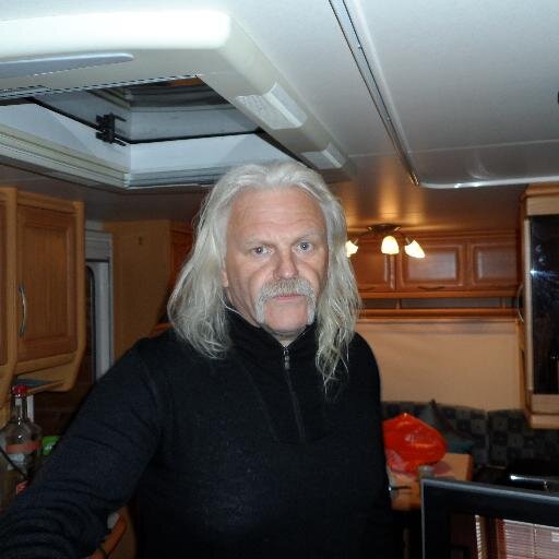 Jobber som tømrer i familie selskap)). Har 2 barn og 4 barnebarn )))