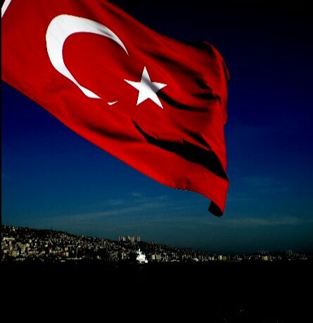 doğruyu konuşur, hakkı savunur, zulme baş eğmez
