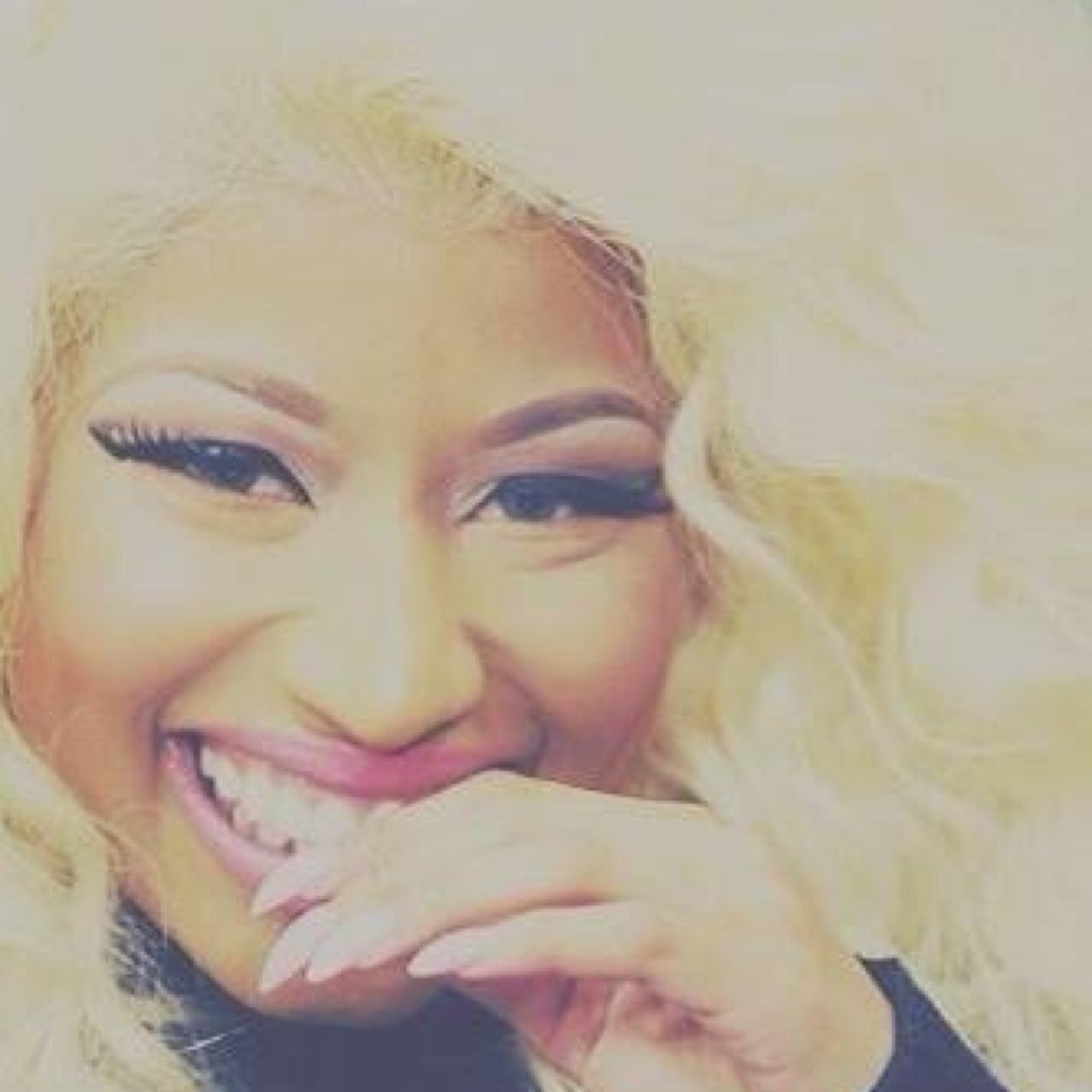 Follow @alemiinaj! He follows back!:)