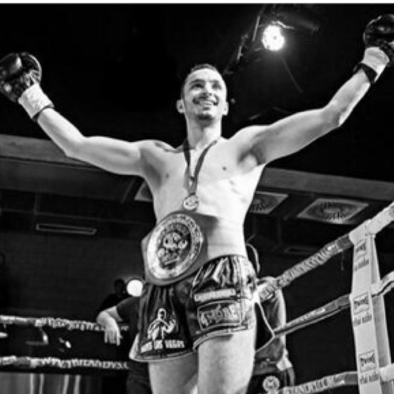 24 ans 45 combats, 33 victoires, 18 par ko. Champion d'Europe W.B.C et I.S.K.A de Muaythai 2013 Double champion de France de k1.