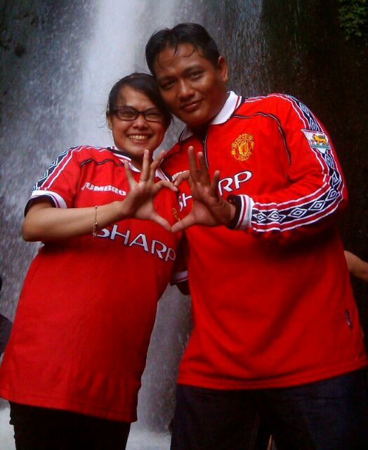 U-N-I-T-E-D United are the team for me With A knick knack paddy whack give a dog a bone Why don't City fuck off home