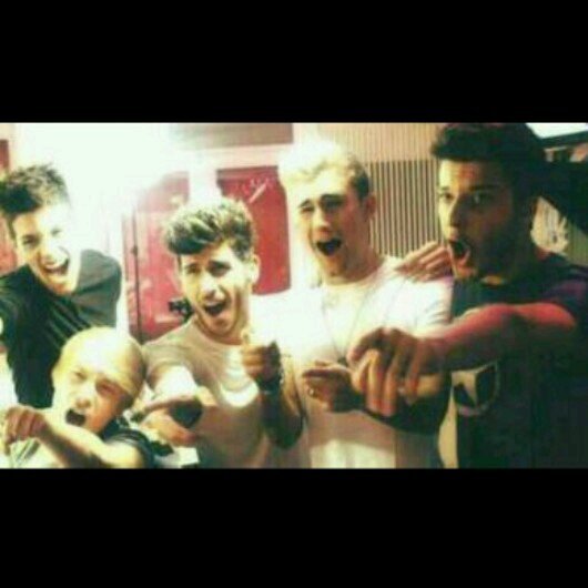 AURYNER EN TODA REGLA.QUIEN DIGA QUE SUS SONRISAS NO SON PERFECTAS SE MERECE UN GUANTAZO AURYNER DESDE SIEMPRE Y PARA SIEMPRE!!♥♡♥♡♥