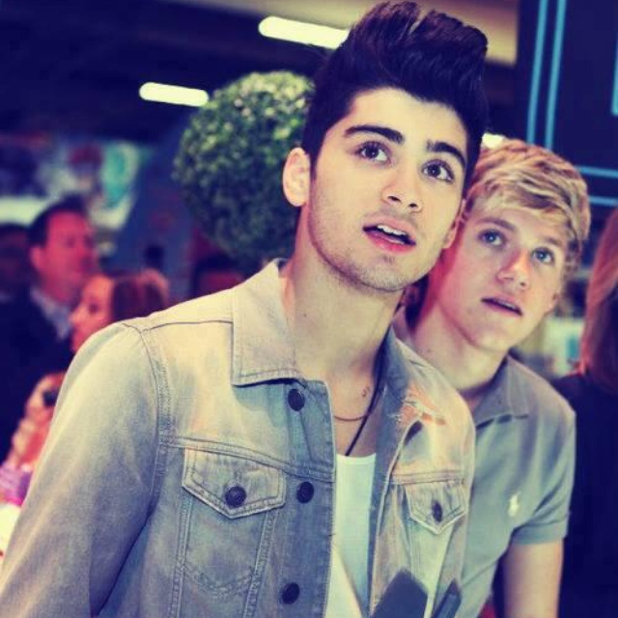 No one life can always be problem-free and full of sunshine. The key is how to face it !@zaynmalik ilysm 2011. 5 boys have changed my life :D