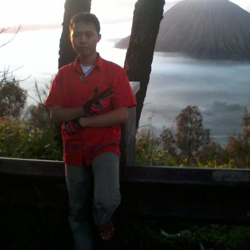 Aq pngen membahagiakan ortu, aq pngen jdi musisi trkenal n pemain band internasional smpai sluruh dunia knal aq itulah cita2 q seumur hdup,AMIEN..^_^