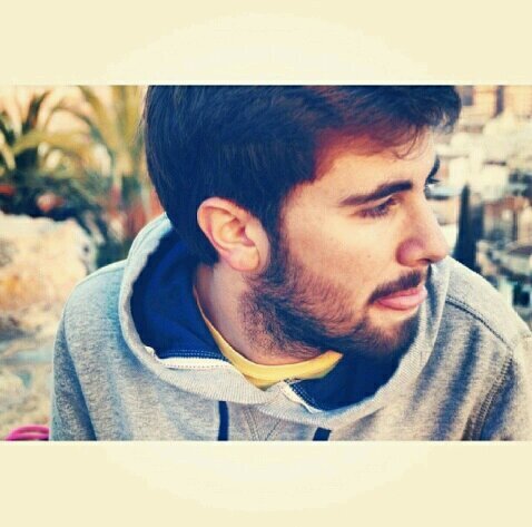 gabilorca7's profile picture. Miro salvajemente a la gente a la cara, por si una cara me cambia salvajemente la vida.