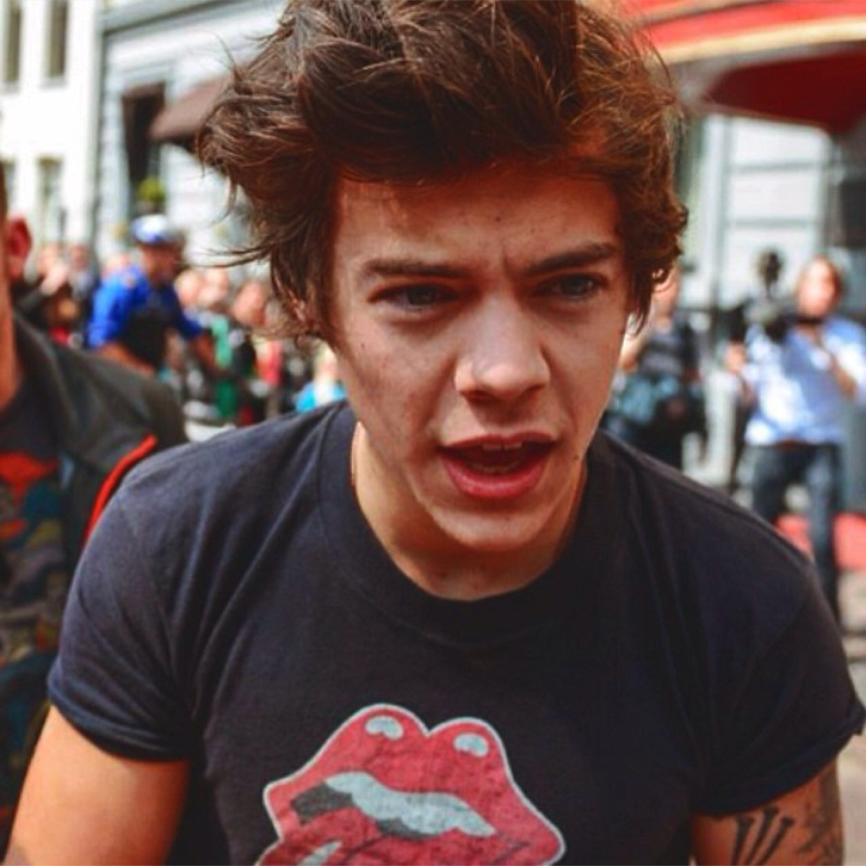 Hi! I just gave you a free follow so please follow my main @mulberryhxrry i follow back! Thanks!