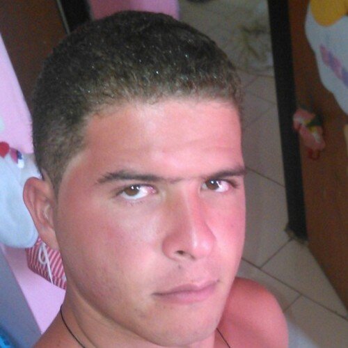 Joven estudiante, trabajador y con ganas de salir adelante