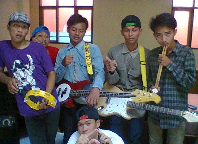 codesquad98's profile picture. Code squad reggae band from panumbangan 
for booking : 089690221565