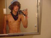 im tall, skinny,with some musle, got long hair, n im tan